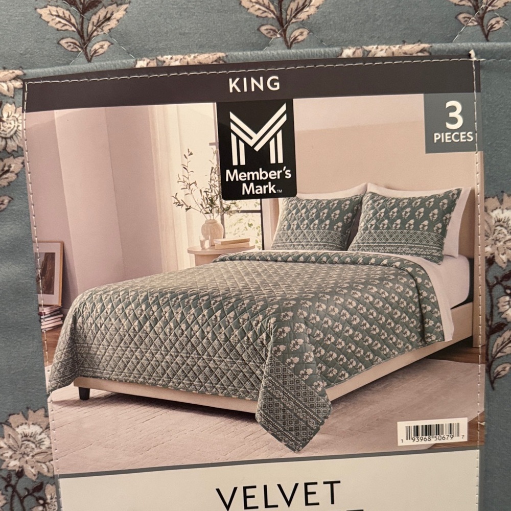 Mainstays Velvet Quilt Set - Green and White Floral - Picture 3 of 5